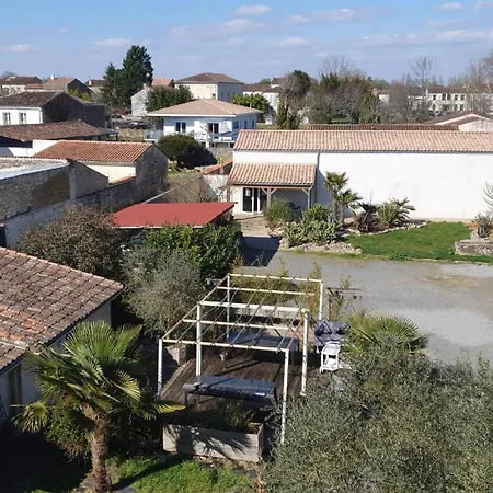 D'hotes -- Le Clos De לינה וארוחת בוקר Gémozac