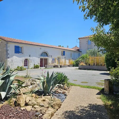 D'hotes -- Le Clos De Bed and Breakfast 3*
